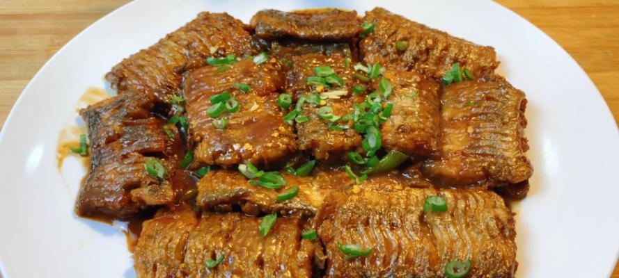 传统红烧鱼的做法（享受美食盛宴，体验中国餐桌文化）