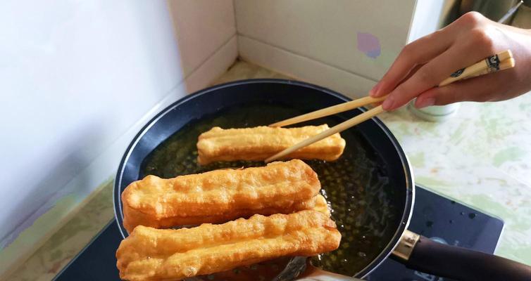 自制美味油条（用简单材料轻松做出酥脆口感）