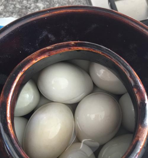 自制咸鸭蛋的方法与步骤（如何在家里制作美味的咸鸭蛋，一步步教你！）