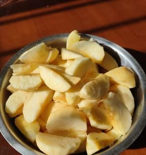如何自制美味可口的苹果干？（分享简单易学的制作方法，让你随时享受天然美味）