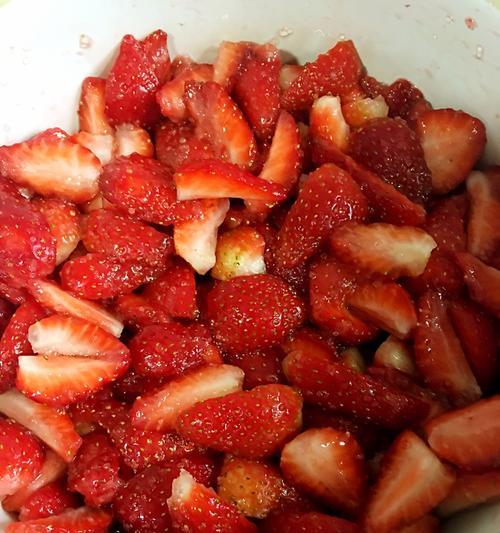 如何自制美味香甜草莓酱（做法简单易学，让你轻松享受鲜果美味）