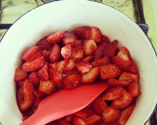 如何自制美味香甜草莓酱（做法简单易学，让你轻松享受鲜果美味）