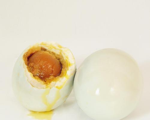 自制咸鸭蛋的制作方法（掌握自制咸鸭蛋的技巧，让你的味蕾尽情享受）