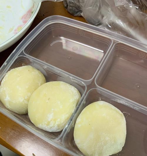 精致美味，紫糯雪媚娘的制作方法（掌握制作技巧，轻松做出独特口感的美食）