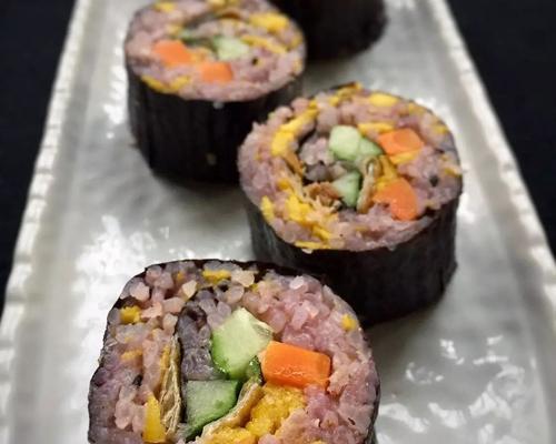 紫米寿司粽的制作方法（融合日式寿司和传统粽子的美味佳品）