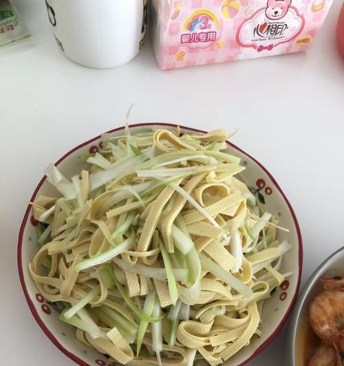 紫甘蓝炒干豆腐的做法（清爽健康的素食佳肴，紫甘蓝和干豆腐的完美搭配）