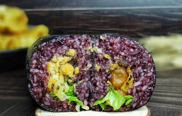 轻松DIY紫菜沙拉大饭团（做法简单易上手，营养美味，享受美食的同时也能控制好身材）
