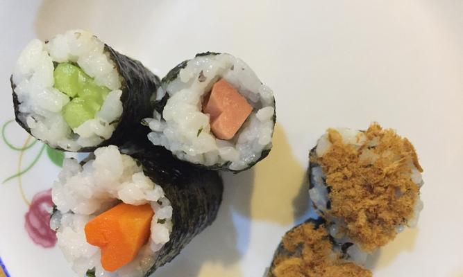 以紫菜包饭日名寿司的做法（教你如何制作美味的寿司）