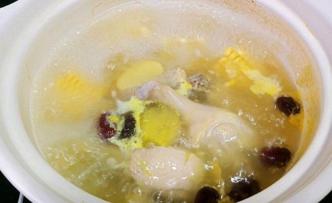 滋补鸭汤的做法（享受健康美味，美容养生一步到位）