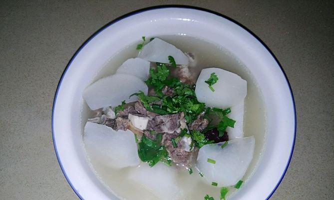 三色滋补汤的制作方法（以红、黄、绿三种食材为主，打造滋补汤品）