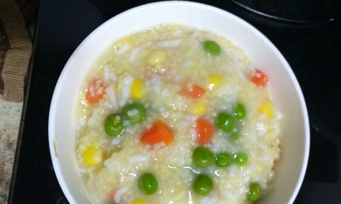 滋补胡萝卜小米羹，让你健康又美味（轻松学会制作的健康美食，小米和胡萝卜的完美搭配）