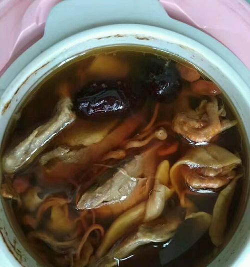 滋补鸽子汤，让你健康又美味（以传统鸽子汤为基础，加入多种中药材，让你的身体更强壮）