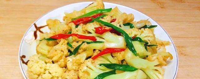 以孜香辣味花菜为主题的美食烹饪方法（口感清爽，香辣可口的家常菜肴）