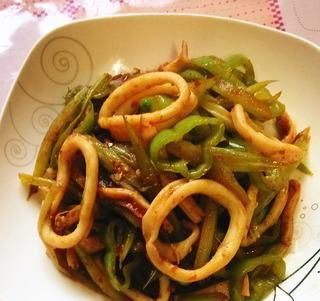 美食制作教程-孜然鱿鱼圈的做法（快速简便的家常美食，一口咬下嘴里满是幸福感）