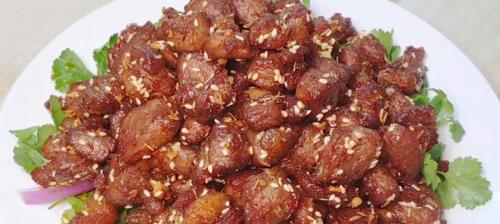 美食之旅——孜然羊肉圆葱的制作方法（颠覆味蕾的口感体验）
