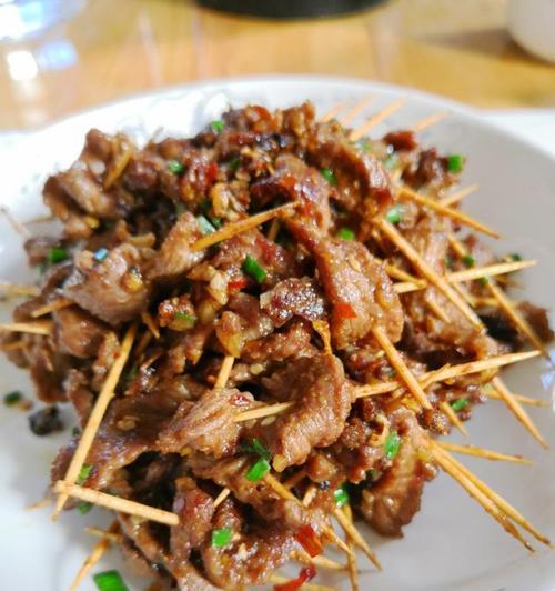 孜然牙签瘦肉的做法（让你体验美味佳肴）