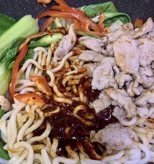 以孜然乌冬面为主题的美食制作方法（重庆火锅风味的独特乌冬面）