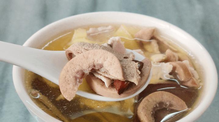 体味酸爽美味，水煮酸笋猪杂汤让你欲罢不能（口感奇妙，健康营养的家常菜）