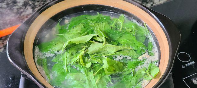 猪杂白菜汤的营养与做法详解（从原料到制作，全面掌握做猪杂白菜汤的方法和技巧）