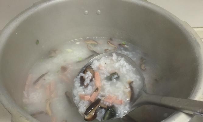家常美味，营养丰富——猪小排花菇海带结汤的做法（家庭烹饪必备，简单易学；营养丰富，滋补养生）