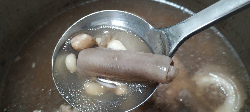 喝出暖心味道——猪尾花生汤的做法（以猪骨为底，加上花生米，喝一碗暖暖的汤，温暖你的胃和心。）