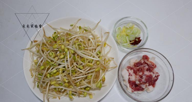 猪头肉炒黄豆芽的做法（香气四溢的美味菜肴，营养丰富的家常菜）