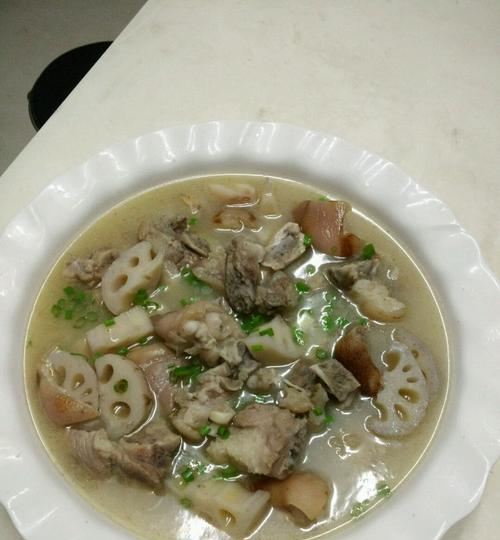 家常美食，猪手焖莲藕（营养美味，健康食谱，猪蹄焖莲藕的做法）