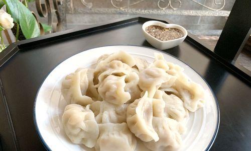 自制猪肉玉米胡萝卜饺子，轻松做出美味佳肴（用家常菜谱制作美食，挑战你的味蕾）