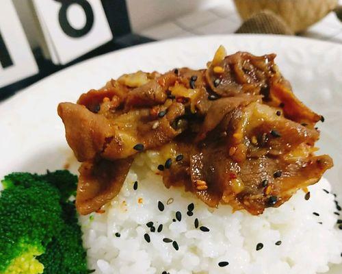烤芝士牛肉饭的制作方法（享受香浓的奶香与鲜嫩的牛肉）