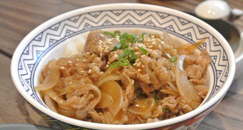 烤芝士牛肉饭的制作方法（享受香浓的奶香与鲜嫩的牛肉）