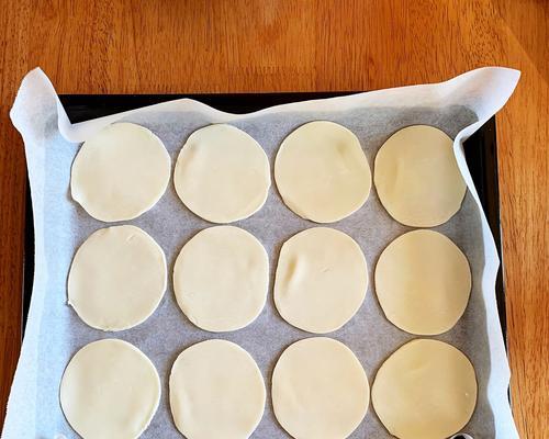 芝士饺子制作方法（用简单步骤轻松做出美味的芝士饺子）