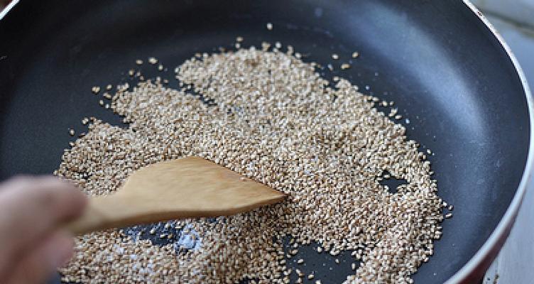 用芝麻盐制作美味咸卷（15个步骤带你做出鲜香可口的芝麻盐咸卷）