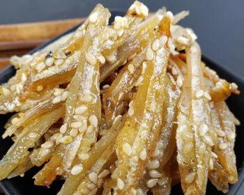 芝麻小银鱼的做法（营养美味又简单，让你爱上烹饪）
