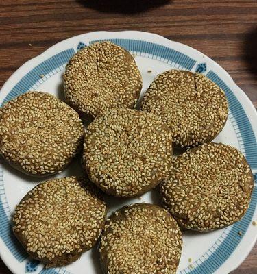探秘美味的芝麻小烧饼（学会制作家常小食，让生活更美好）