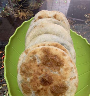 制作美味芝麻馅糖饼（用传统手艺制作独具风味的芝麻馅糖饼）