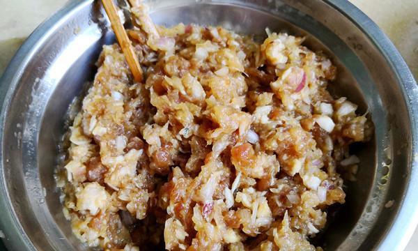 三鲜烫面蒸包的制作方法（用烫面和包子皮做出美味又营养的蒸包）