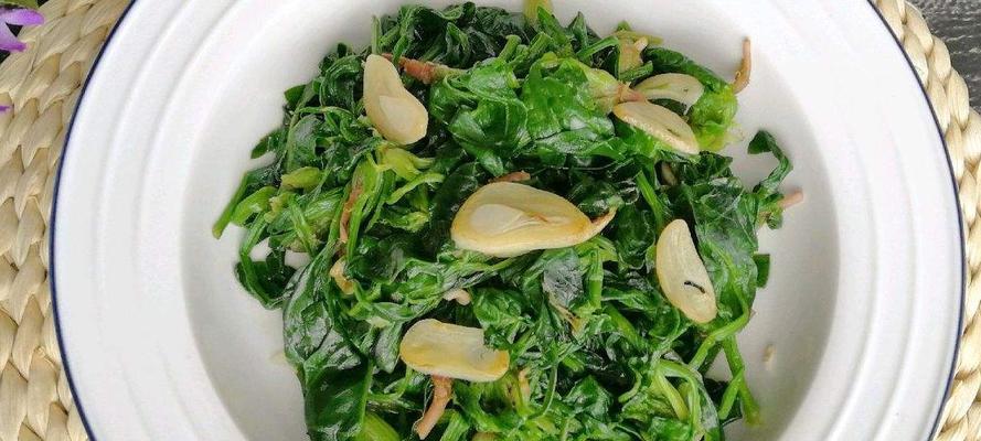 以珍选捞汁菠菜为主料的健康美食（轻松制作，健康营养又美味的珍选捞汁菠菜）