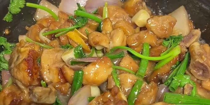 家常美味，煲出正宗啫啫鸡（用料简单，步骤易学，让你轻松煲出口感细腻的啫啫鸡）