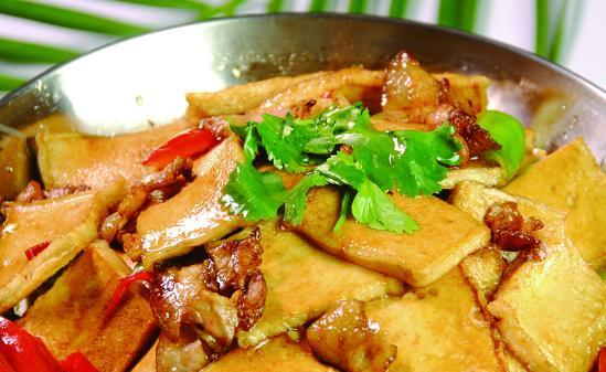 照烧酱烤牛肉，口感清香美味（以照烧酱为主料，制作口感鲜美的烤牛肉，让你爱不释口）