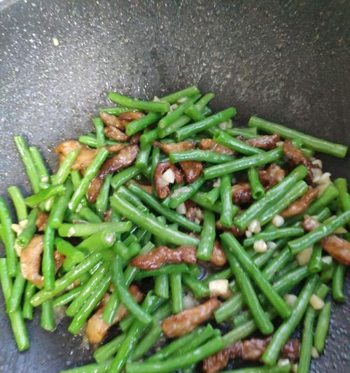 家常美食之长豆角炒肉（传统口味，营养又健康，家庭必备佳肴）