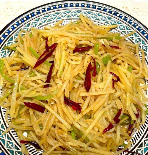 以长豆炒土豆丝——美味又营养的家常菜（以长豆为主食材，搭配营养丰富的土豆丝，清淡爽口又有味道）