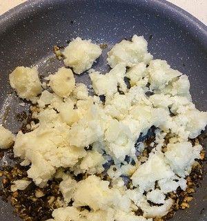 云南老奶洋芋土豆泥的制作方法（以传统手工制作，味道香浓浓郁）