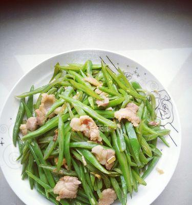 云豆丝炒香肠（做法详解，让你轻松掌握烹调技巧）