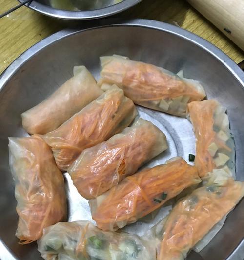 美味易做，尝越南风味——越式虾米春卷制作教程（用新鲜蔬果与虾米，轻松制作天然健康的越式春卷）
