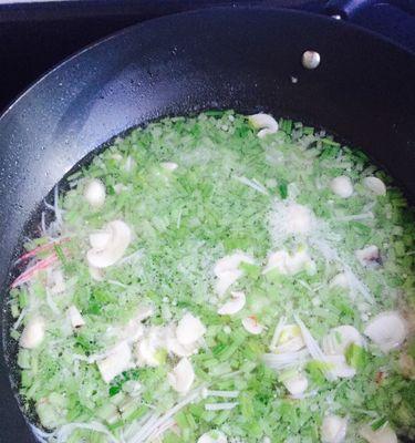 越南鲜虾米纸卷制作方法（传统越南美食，口感鲜美，清新健康，适合夏季食用）
