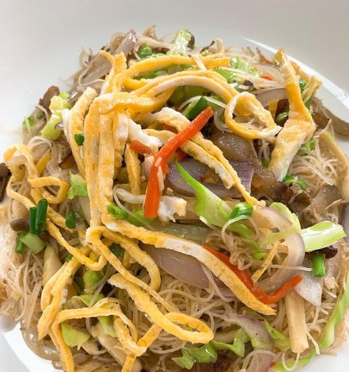 越南美食特色——炒米粉（探秘越南街头小吃之炒米粉的制作方法与口感）