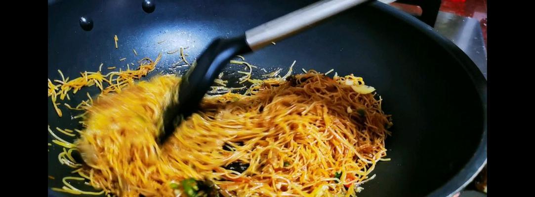 越南美食特色——炒米粉（探秘越南街头小吃之炒米粉的制作方法与口感）