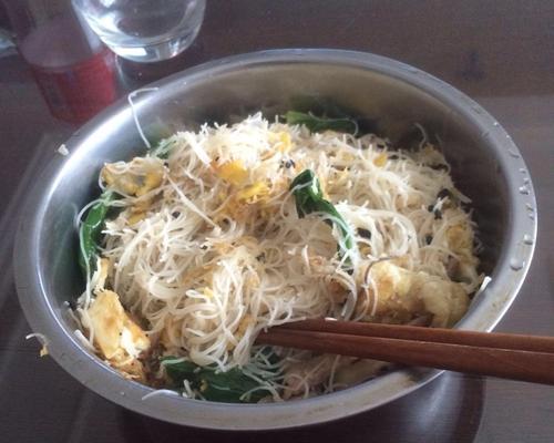 越南美食特色——炒米粉（探秘越南街头小吃之炒米粉的制作方法与口感）