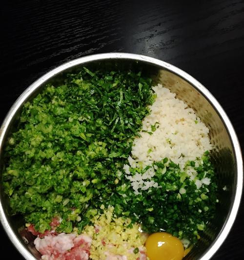 做法大揭秘！月牙水饺芹菜猪肉陷（手工制作月牙水饺，营养美味无负担）