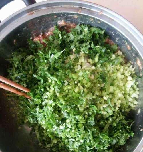 做法大揭秘！月牙水饺芹菜猪肉陷（手工制作月牙水饺，营养美味无负担）